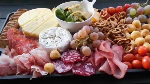 Charcuterie Plateau Fromage Plateau Amuse Gueule Avec Viande Fromage Fruits — Video