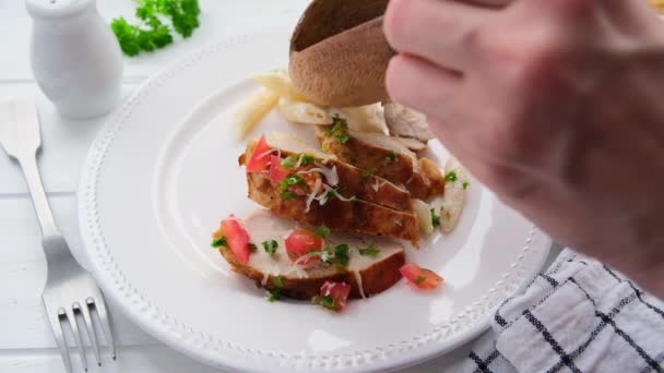 Каджунская куриная паста с сыром и помидорами в белом блюде. Место подачи макарон и мяса на тарелку. — стоковое видео