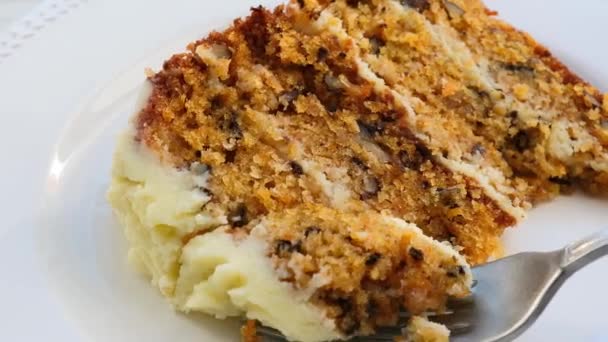 Un pezzo di torta di carote fatta in casa sul piatto bianco. Mangiare dessert concetto. — Video Stock
