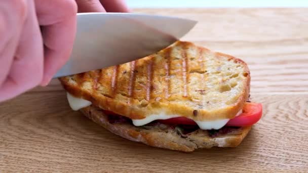 Panini al formaggio alla griglia con verdure e pasta di olive su tavola di legno. — Video Stock