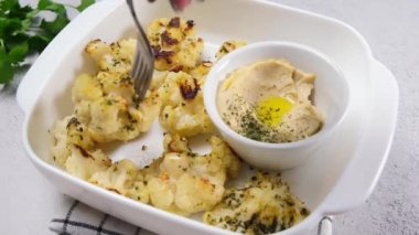 Elle yenilen karnabahar ve humus.. 