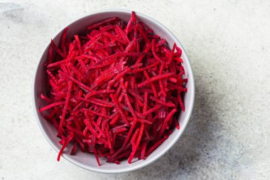 Gri kasede pancar salatası. Detoks gıda konsepti.