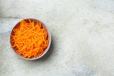 Gri kasede basit bir havuç salatası. Detoks gıda konsepti.