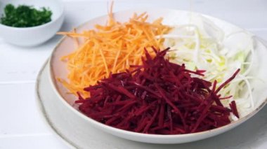 Pancar, havuç, yağlı ve otlu lahana salatası, gri arka plan.. 