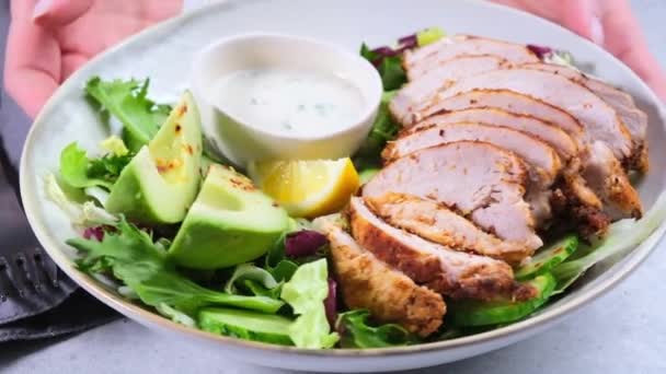 Avokado, salatalık ve soslu ızgara tavuk salatası.. — Stok video