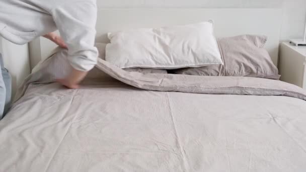 Mulher faz cama de manhã após o sono. — Vídeo de Stock