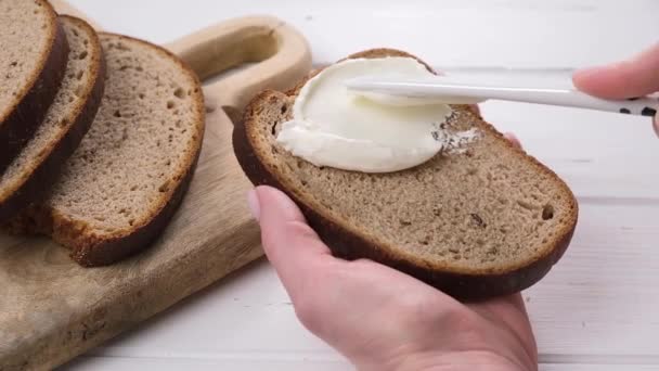 Manos femeninas cocinando tostadas con queso crema — Vídeo de stock