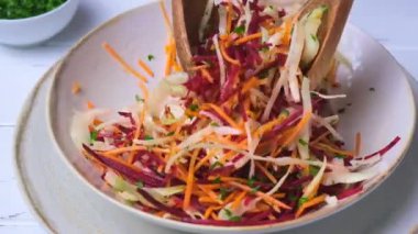 Pancar, havuç, yağlı ve otlu lahana salatası, gri arka plan.. 