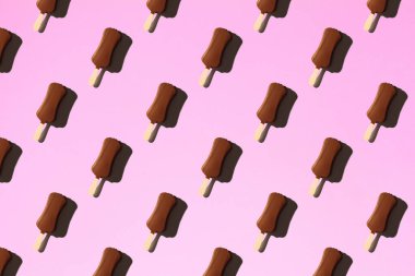 Pembe arka planda dondurmalı dondurma, desen..