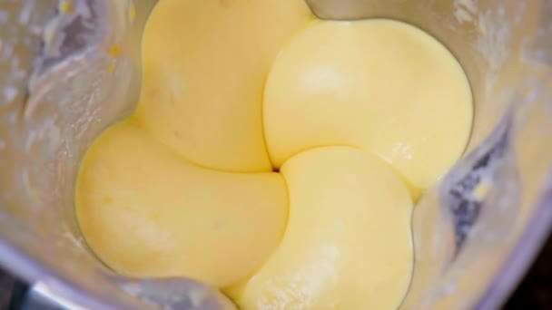 Gătitul smoothie de mango în blender . — Videoclip de stoc