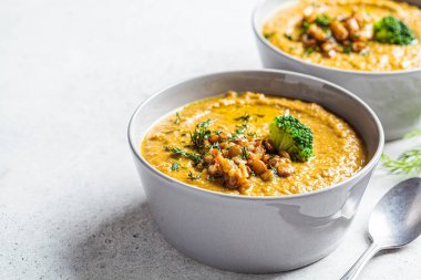 Brokolili mercimek kremalı çorba ve gri bir kasede dereotu. Sağlıklı vejetaryen gıda kavramı.