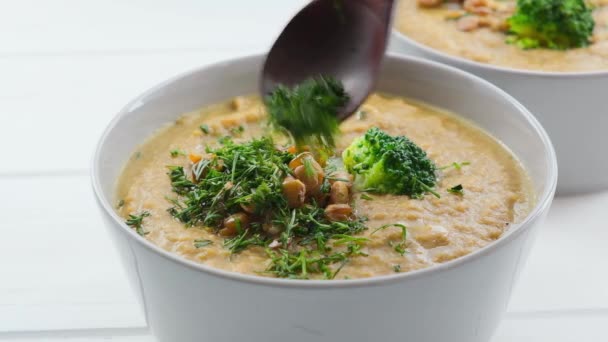 Soupe à la crème de lentilles au brocoli et à l'aneth dans un bol gris. — Video