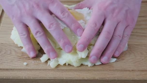Руки готовят тесто из клецки на деревянной доске. — стоковое видео