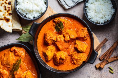 Baharatlı soslu tavuk tikka masala pilav ve chapati ekmeği, koyu arkaplan. Hint mutfağı konsepti.