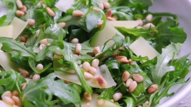 Arugula ve parmesan salatası ve beyaz kasede çam fıstığı.. 
