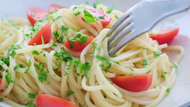 Spagetti paradicsommal és gyógynövényekkel. Vega tészta fehér tálban. — Stock videók