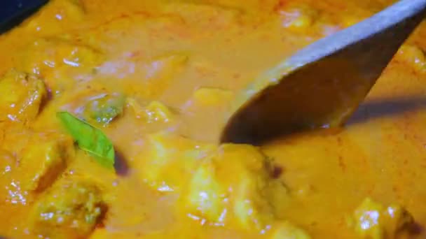Cocinar pollo al curry en sartén. Concepto de comida india. — Vídeos de Stock