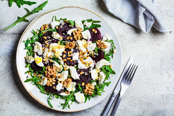 Roka, fındık ve keçi peynirli pancar salatası..