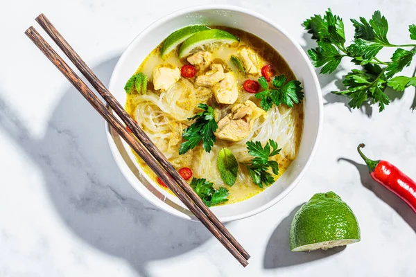 Sopa Pollo Curry Verde Tailandés Con Fideos Chile Hierba Tazón —  Fotos de Stock