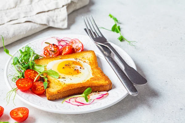 Gebakken Brood Toast Met Tomaten Radijs Spruiten Een Witte Plaat — Stockfoto