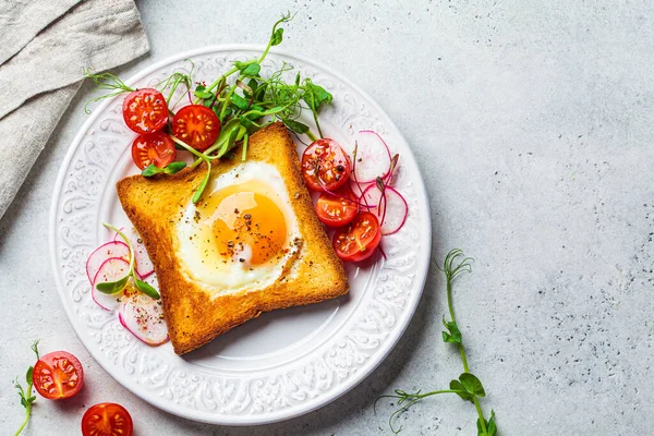 烤鸡蛋 面包吐司 西红柿 萝卜和芽在白盘上 灰色背景 健康早餐概念 — 图库照片