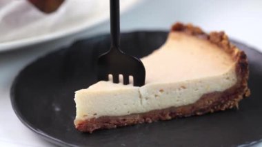 Siyah tabakta vejetaryen tofu peynirli kek.. 