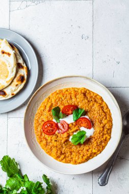 Kişniş ve domatesli vegan mercimek çorbası, fotokopi alanı. Domatesli Dal çorbası. Hint mutfağı konsepti.