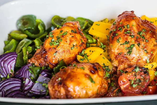 Ayam Panggang Dengan Sayuran Oven Latar Belakang Abu Abu Konsep — Stok Foto