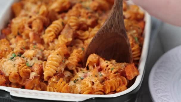 Gebakken pasta met kip en kaas in ovenschaal, grijze achtergrond. Italiaans keuken concept. — Stockvideo