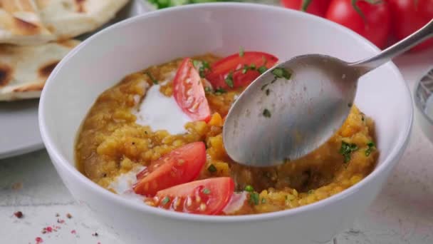 Sopa de lentilha Vegan com coentro e tomate. Sopa de Dal com tomates. — Vídeo de Stock