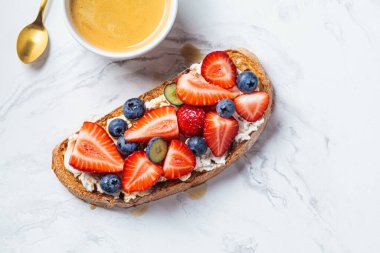 Krem peynirli tost, çilek, yabanmersini ve akçaağaç şurubu. Yaz yemekleri konsepti.