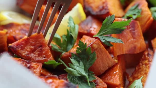 Baked sweet potato in oven dish. — Stock Video