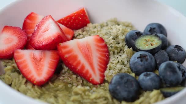 Matcha-Haferflockenschale mit Beeren und Ahornsirup. — Stockvideo