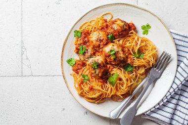 Köfte, peynir ve domates soslu spagetti..