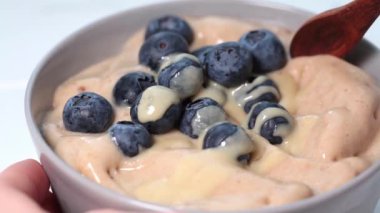 Muzlu, sütsüz, kremasız, ya da böğürtlenli vejetaryen meyve suyu kasesi, tahini, beyaz masa..