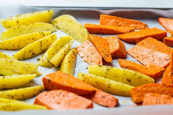 Patata Cruda Cuñas Batata Con Especias Una Bandeja Para Hornear — Foto de Stock