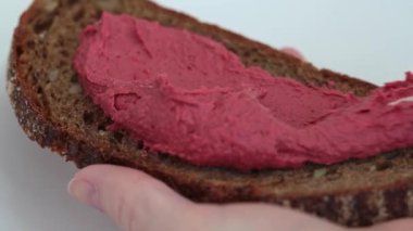 Pancar humuslu tost, yakın çekim.. 
