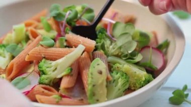 Brokoli, avokado ve turplu mercimek makarna.. 