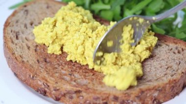 Tofu pişirirken domatesli tost, yakın çekim.. 