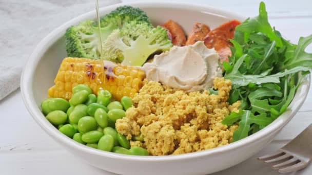 Tazón de desayuno vegano - tofu revuelto, maíz, frijoles, batata y brócoli. — Vídeo de stock