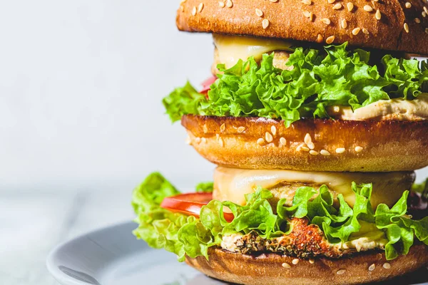 Veganer Burger Mit Käse Gemüse Und Humus Grauer Hintergrund — Stockfoto