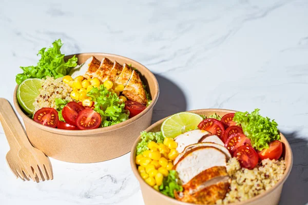 Salade Poulet Quinoa Avec Maïs Tomates Dans Éco Bol Artisanal — Photo