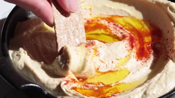 Hummus con aceite de oliva y pimentón, primer plano. — Vídeos de Stock