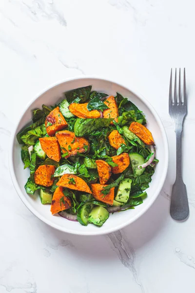 Gebakken Zoete Aardappel Met Groene Salade Een Witte Kom Bovenaanzicht — Stockfoto