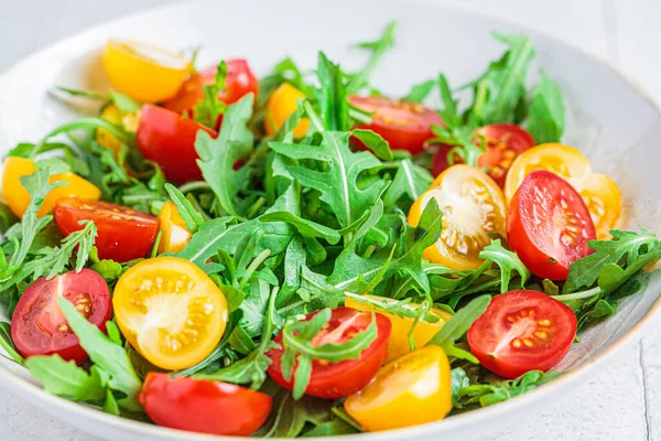 Rucola Und Tomatensalat Aus Nächster Nähe Konzept Der Italienischen Küche — Stockfoto
