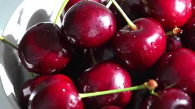 Yaz kirazları kasede, yakın plan, dönüş, yavaş çekim.