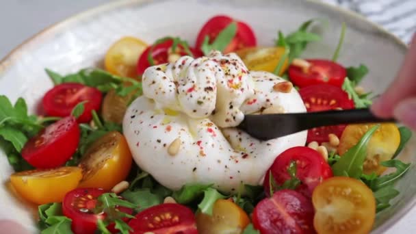 Burrata cheese salad with arugula, tomatoes and nuts, slow motion. — Stock Video