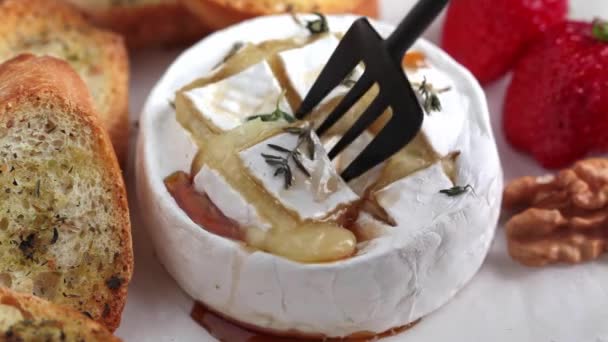 Baked Camembert cheese with thyme and syrup. — стоковое видео