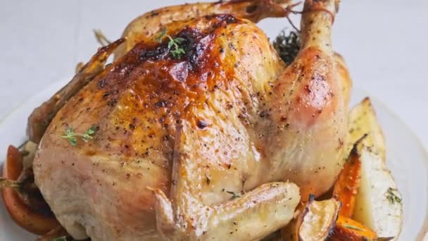 Ayam panggang dengan sayuran panggang, berputar, gerakan lambat. — Stok Video