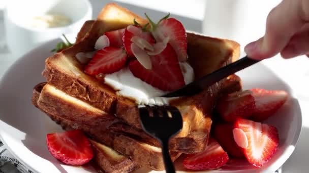 Tostadas francesas con fresas, crema y jarabe de arce. — Vídeos de Stock